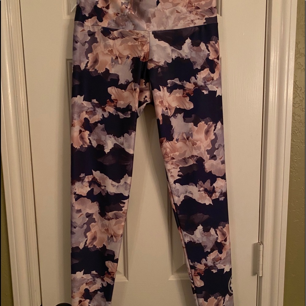 Onzie brand work out leggings